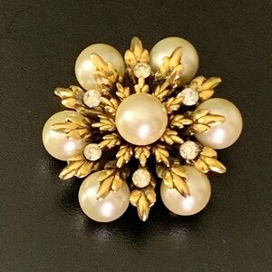 Vtg Large Faux Pearls Rhinestones 3D Embossed Gold Tone Snowflake Floral Brooch